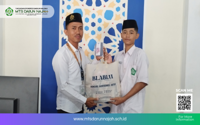 Wali Murid Kelas IX MTs Darun Najah Serahkan Cenderamata untuk Dewan Guru