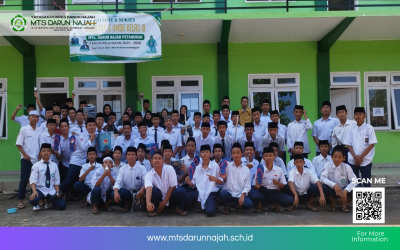 Siswa Kelas IX MTs Darun Najah Serahkan Kenang-Kenangan untuk Madrasah